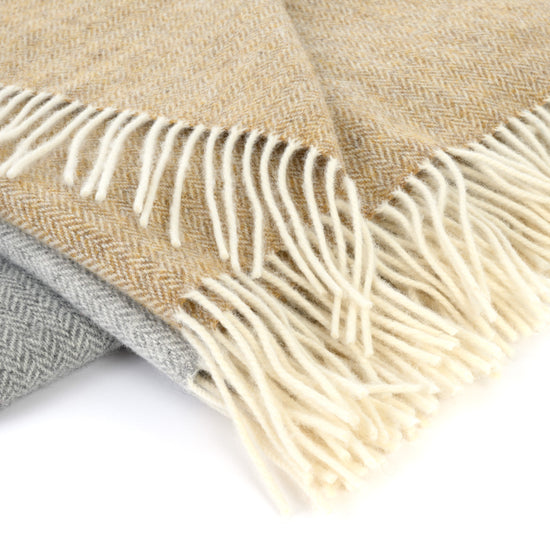 
                  
                    Große Lambswooldecke mit feinem Fischgrätmuster
                  
                