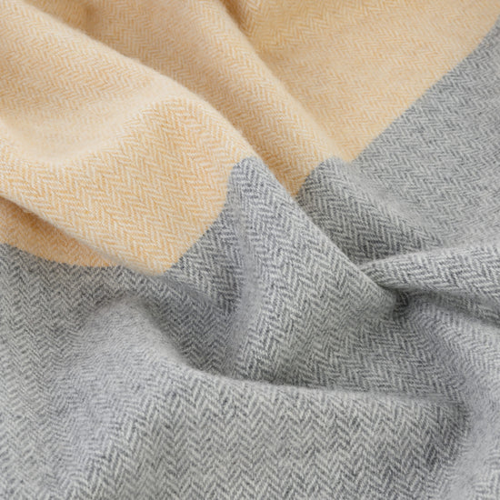 
                  
                    Große Lambswooldecke mit feinem Fischgrätmuster
                  
                