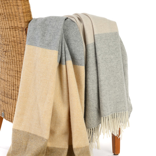 
                  
                    Große Lambswooldecke mit feinem Fischgrätmuster
                  
                