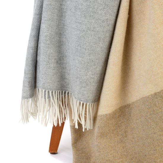 
                  
                    Große Lambswooldecke mit feinem Fischgrätmuster
                  
                