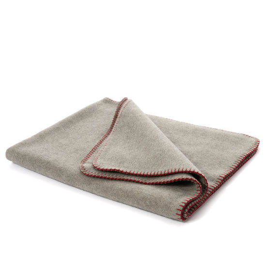 
                  
                    Sehr weiche Babydecke "LINA" mit roter Umkettelung
                  
                