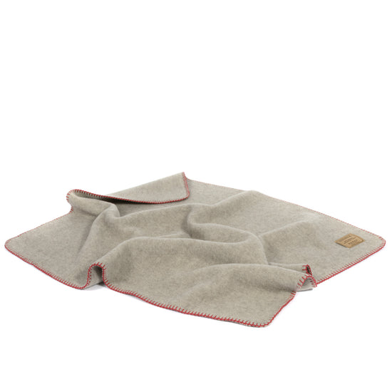 
                  
                    Sehr weiche Babydecke "LINA" mit roter Umkettelung
                  
                