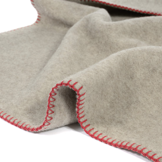 
                  
                    Sehr weiche Babydecke "LINA" mit roter Umkettelung
                  
                