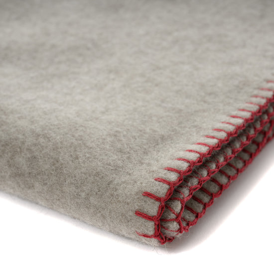 
                  
                    Sehr weiche Babydecke "LINA" mit roter Umkettelung
                  
                