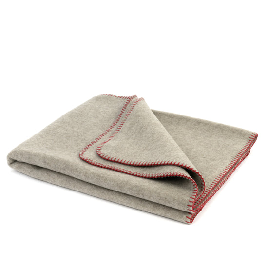 
                  
                    Sehr weiche Kniedecke "LINA" mit roter Umkettelung
                  
                