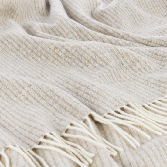 
                  
                    Lammwollplaid mit feinen Streifen "LUZERN"
                  
                