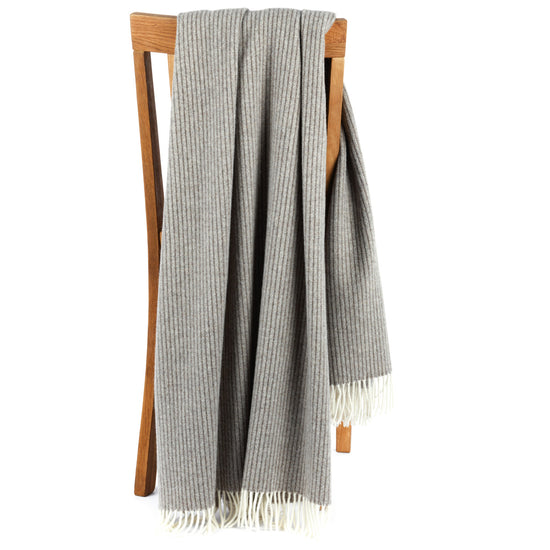 
                  
                    Lammwollplaid mit feinen Streifen "LUZERN"
                  
                