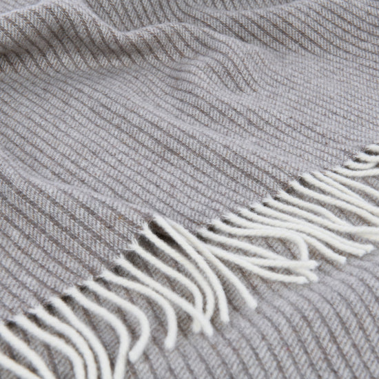 
                  
                    Lammwollplaid mit feinen Streifen "LUZERN"
                  
                