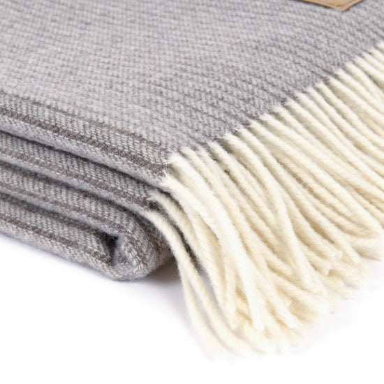 
                  
                    Lammwollplaid mit feinen Streifen "LUZERN"
                  
                