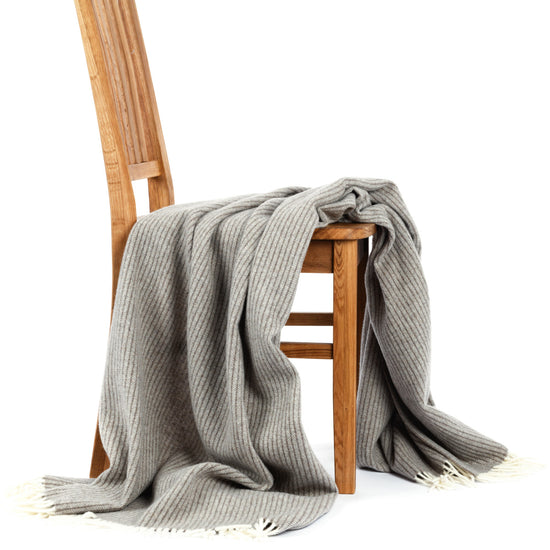 
                  
                    Lammwollplaid mit feinen Streifen "LUZERN"
                  
                