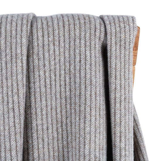 
                  
                    Lammwollplaid mit feinen Streifen "LUZERN"
                  
                