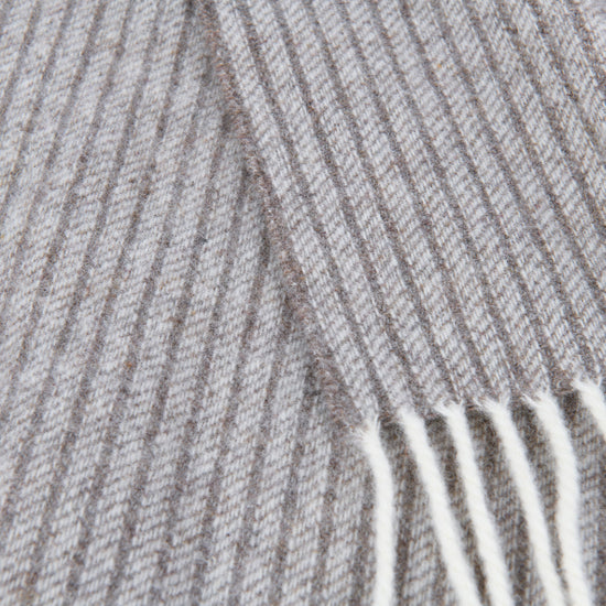 
                  
                    Lammwollplaid mit feinen Streifen "LUZERN"
                  
                