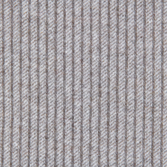 
                  
                    Lammwollplaid mit feinen Streifen "LUZERN"
                  
                