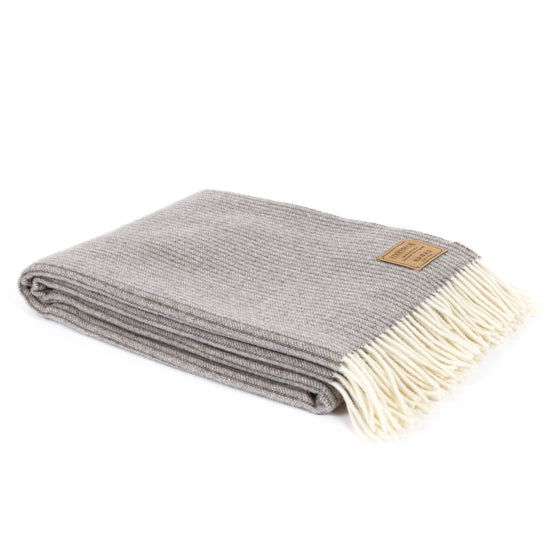 
                  
                    Lammwollplaid mit feinen Streifen "LUZERN"
                  
                