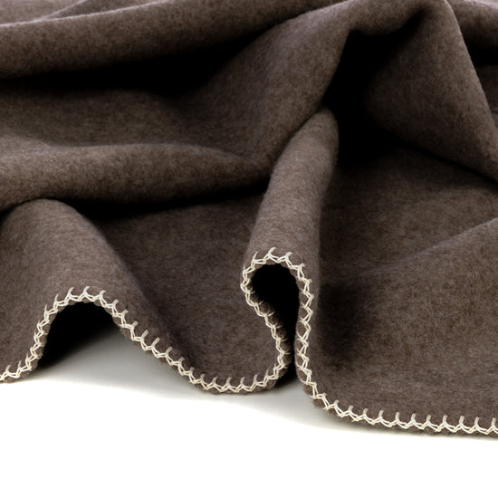 
                  
                    Kniedecke aus Lammwolle "GABUN"
                  
                