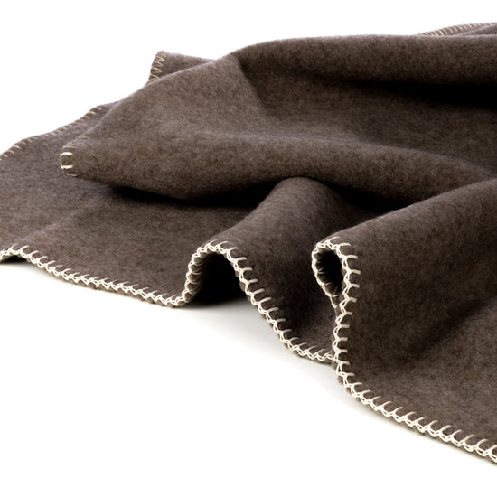 
                  
                    Kniedecke aus Lammwolle "GABUN"
                  
                