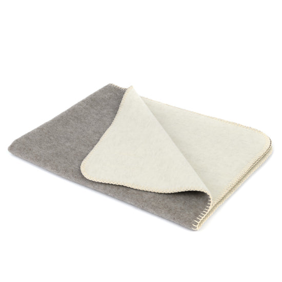 
                  
                    Kinderwagendecke aus Lammwolle "LUNA"
                  
                