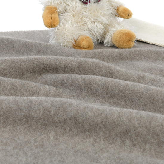 
                  
                    Kinderwagendecke aus Lammwolle "LUNA"
                  
                