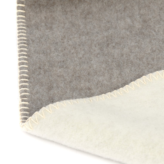 
                  
                    Kinderwagendecke aus Lammwolle "LUNA"
                  
                