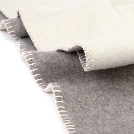 
                  
                    Kniedecke aus Lammwolle "LUNA"
                  
                