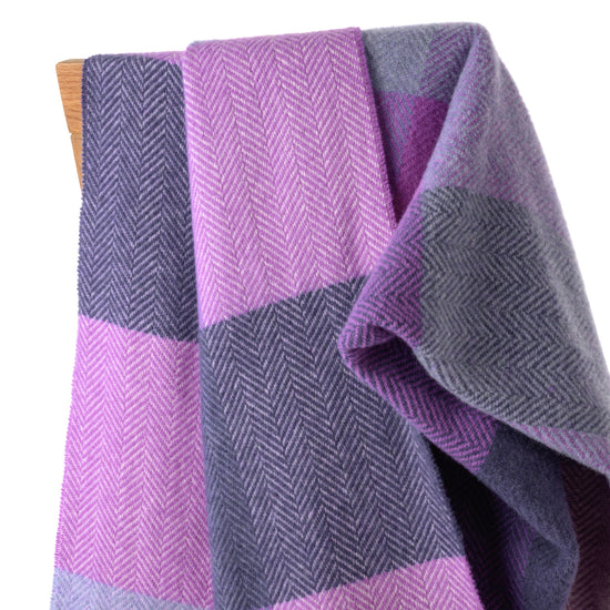 
                  
                    Wolldecke "Lila Traum"
                  
                