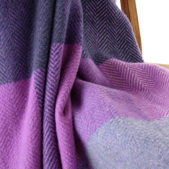 
                  
                    Wolldecke "Lila Traum"
                  
                