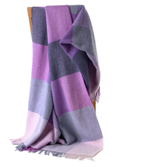 
                  
                    Wolldecke "Lila Traum"
                  
                