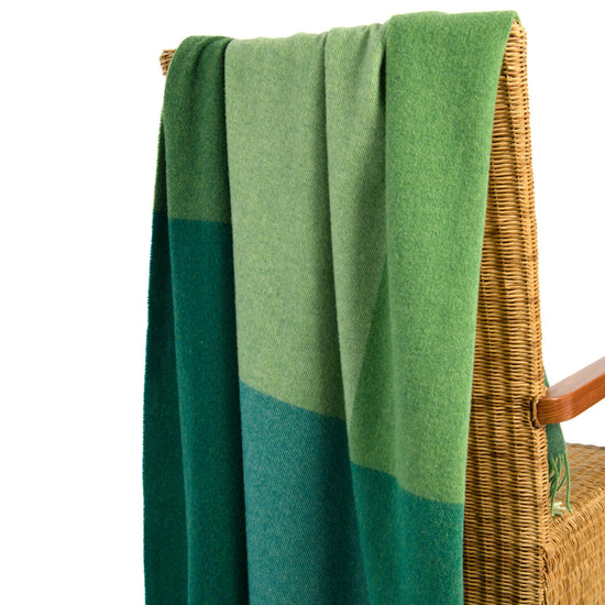 
                  
                    Edle Lammwolldecke "Green Fields"
                  
                