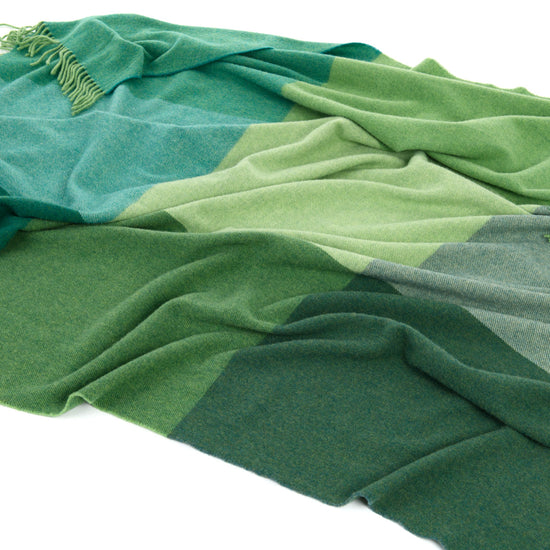 
                  
                    Edle Lammwolldecke "Green Fields"
                  
                