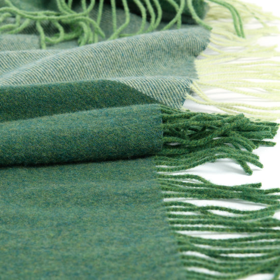 
                  
                    Edle Lammwolldecke "Green Fields"
                  
                