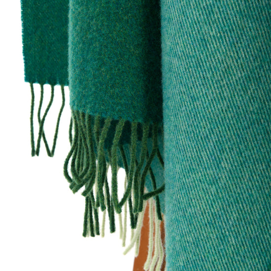 
                  
                    Edle Lammwolldecke "Green Fields"
                  
                