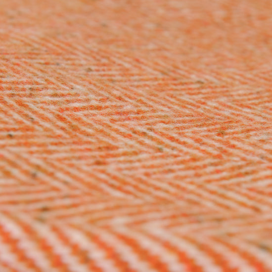 
                  
                    Fischgrätdecke in Orange
                  
                