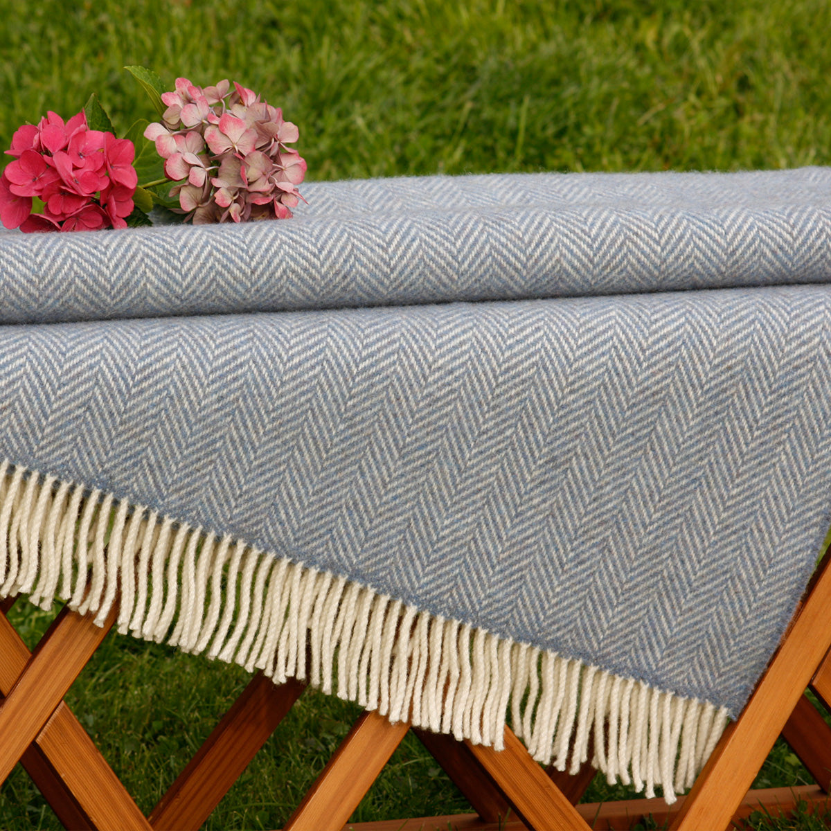 Blaue Wolldecke im Fischgrätmuster aus Merino/Cashmere – Die Wolldecke