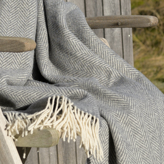 
                  
                    Fischgrätdecke, mittelgrau, extra lang
                  
                