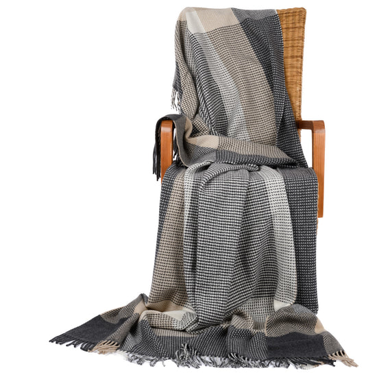 
                  
                    Extragroße Wolldecke in Fischgrät/Hahnentritt Muster
                  
                