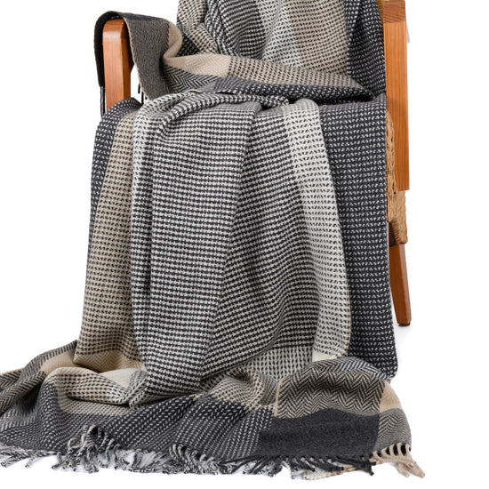 
                  
                    Extragroße Wolldecke in Fischgrät/Hahnentritt Muster
                  
                