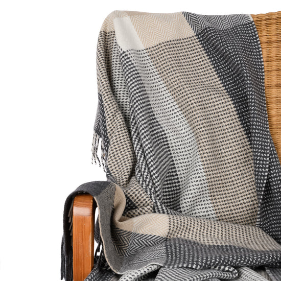 
                  
                    Extragroße Wolldecke in Fischgrät/Hahnentritt Muster
                  
                