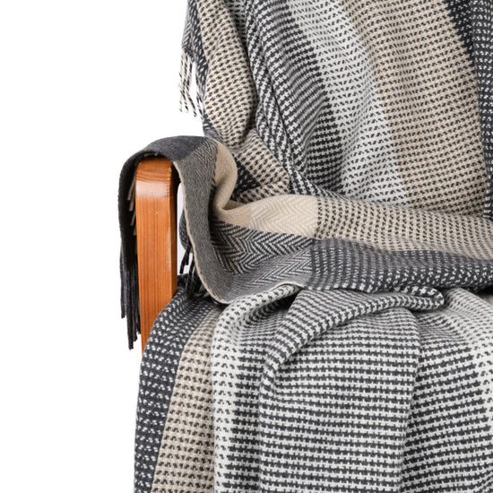 
                  
                    Extragroße Wolldecke in Fischgrät/Hahnentritt Muster
                  
                