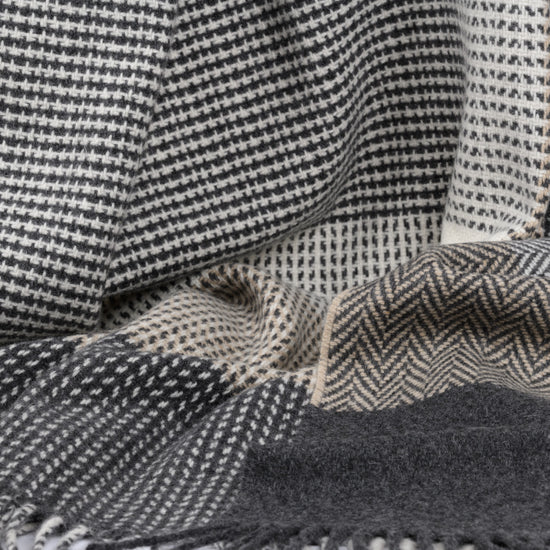 
                  
                    Extragroße Wolldecke in Fischgrät/Hahnentritt Muster
                  
                