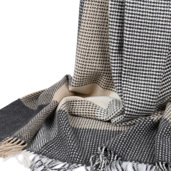 
                  
                    Extragroße Wolldecke in Fischgrät/Hahnentritt Muster
                  
                