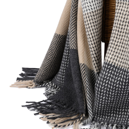 
                  
                    Extragroße Wolldecke in Fischgrät/Hahnentritt Muster
                  
                