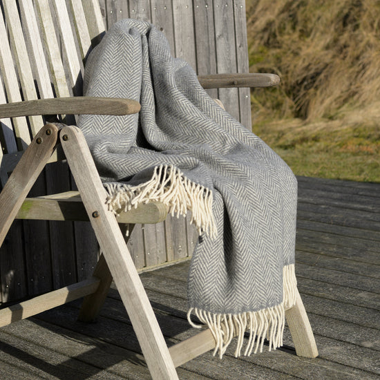 
                  
                    Fischgrätdecke, mittelgrau, extra lang
                  
                