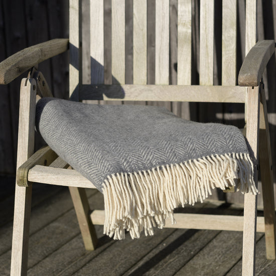 
                  
                    Fischgrätdecke mittelgrau
                  
                