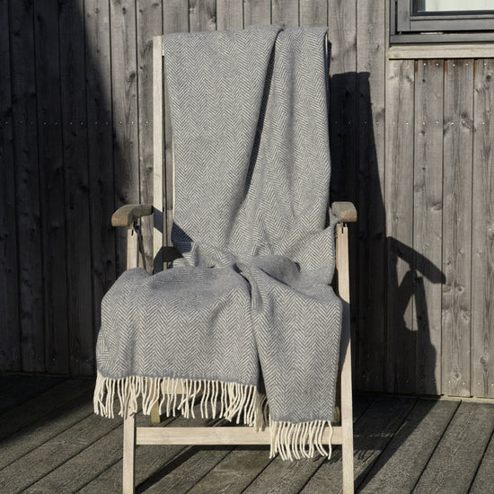 
                  
                    Fischgrätdecke, mittelgrau, extra lang
                  
                