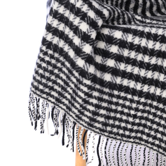 
                  
                    Wolldecke, Schwarz-Weiß
                  
                