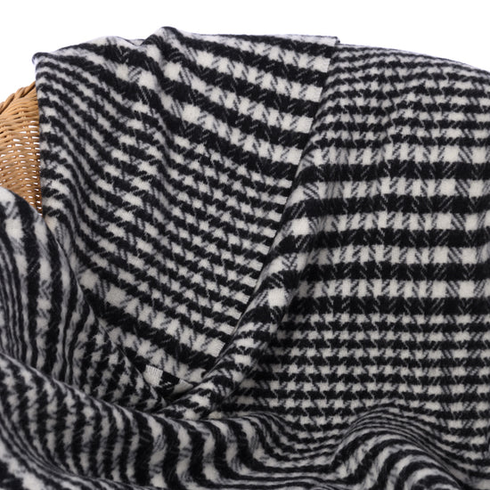 
                  
                    Wolldecke, Schwarz-Weiß
                  
                