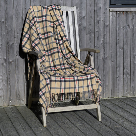 
                  
                    Elegante Lambswooldecke in Beige kariert
                  
                