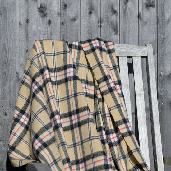 
                  
                    Elegante Lambswooldecke in Beige kariert
                  
                