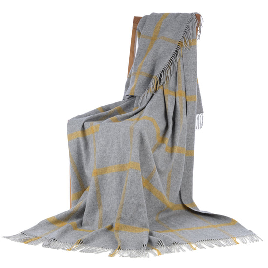 
                  
                    Große graue Lambswooldecke, gelbe Streifen
                  
                