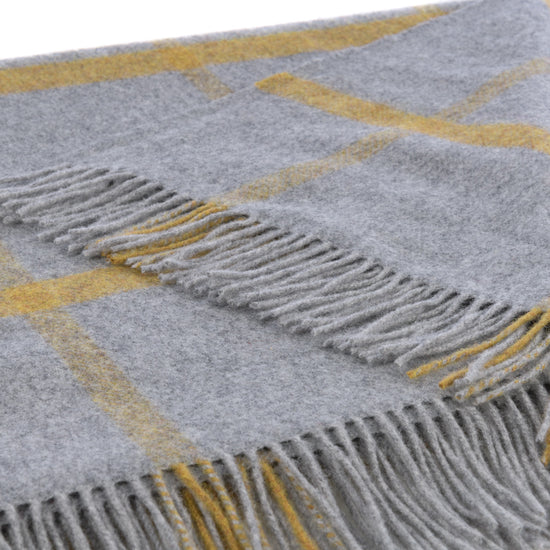 
                  
                    Große graue Lambswooldecke, gelbe Streifen
                  
                